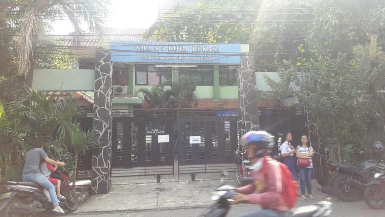 Ratusan Pendaftar PPDB di SMAN 4 Bekasi Antre Sejak Pagi Ratusan Pendaftar PPDB di SMAN 4 Bekasi Antre Sejak Pagi