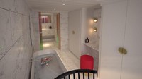 Kamar mandi kamar suite yang terbuat dari marmer dengan perlengkapan lengkap (Virgin Voyages/CNN) 