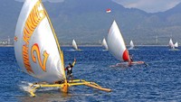 Kompetisi perahu layar ini digelar untuk memperingati hari Bhayangkara ke-73. Ada sekitar 95 nelayan yang ikut serta dalam kompetisi tersebut.