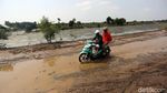 Potret Perjuangan Warga Muara Gembong Lintasi Jalan Rusak