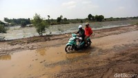Kondisi jalan yang rusak tersebut membuat waktu perjalanan memakan waktu yang lebih panjang. Pasalnya warga harus berhati-hati agar tak jatuh saat melintasi jalan tersebut.
