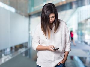 Struktur Tulang Berbeda, Wanita Lebih Rentan Nyeri Leher Saat Pakai Ponsel