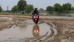 Potret Perjuangan Warga Muara Gembong Lintasi Jalan Rusak