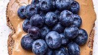 Alternatif lain menambah asupan antioksidan dengan taburan blueberry segar. Foto : Instagram @upbeetandkaleingit