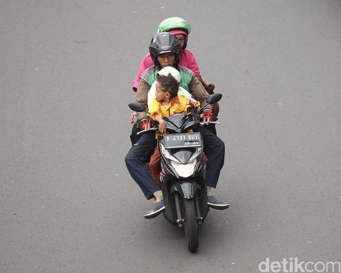 Jangan Ditiru Aksi Pemotor Bonceng Tiga Marak Di Jakarta