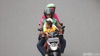 Bahkan ada pula yang bonceng empat.