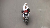 Pemotor selanjutnya pun tak mengenakan helm.