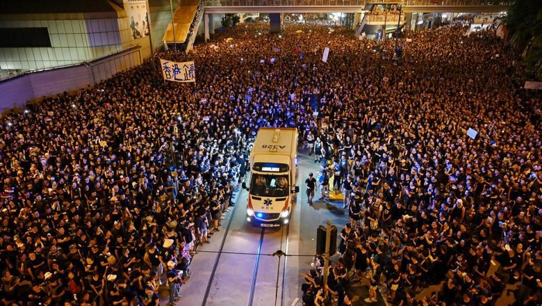 Viral, Lautan Massa Demo di Hong Kong Terbelah Demi Ambulans Viral, Lautan Massa Demo di Hong Kong Terbelah Demi Ambulans