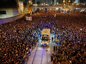 Saat Lautan Demonstran Buka Jalan Untuk Ambulans