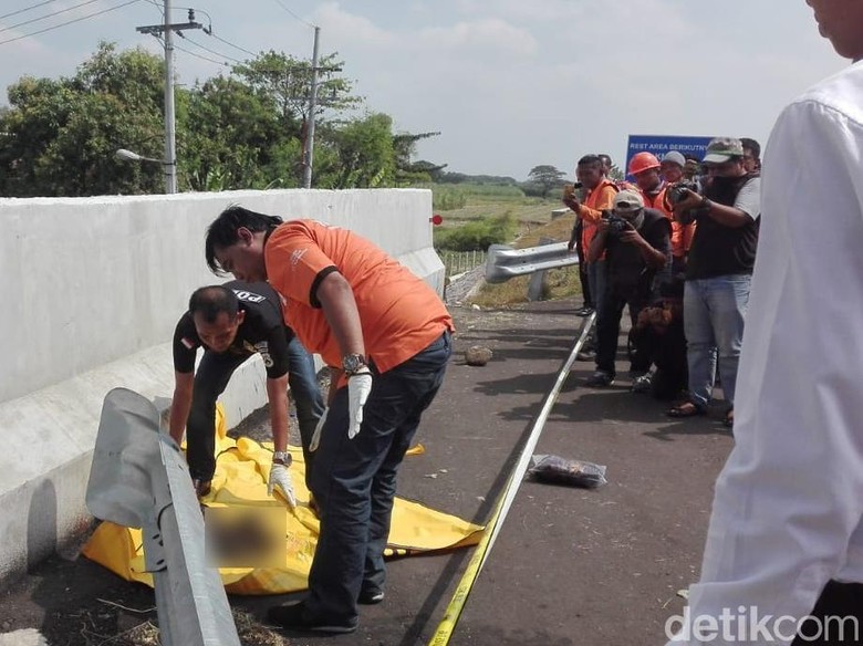 Polisi Duga Potongan Kaki di Tol Kertosono-Nganjuk Milik Korban Kecelakaan Polisi Duga Potongan Kaki di Tol Kertosono-Nganjuk Milik Korban Kecelakaan