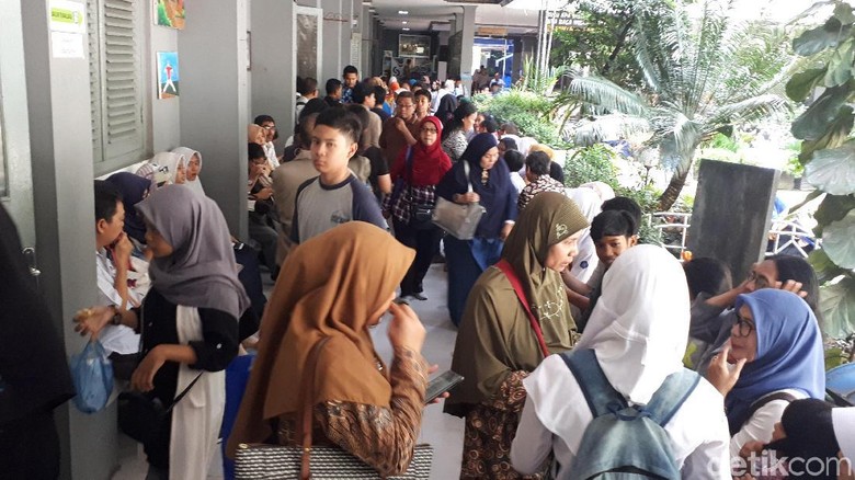 Demi Daftarkan Anak di Sekolah Favorit, Orang Tua Ini Rela Nginap di Hotel Demi Daftarkan Anak di Sekolah Favorit, Orang Tua Ini Rela Nginap di Hotel