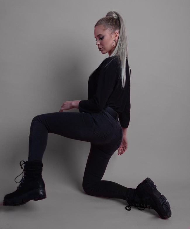 Secara bergantian wanita akan saling menampar bokong. Dari videonya terlihat, wanita-wanita tangguh itu menampar bokong lawannya penuh dengan tenaga hingga terdengar bunyi tamparan yang kencang.  Foto: Instagram