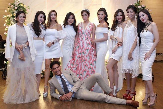 Nia Ramadhani tampil matching serba putih dengan para sahabatnya di genk Girl Squad. Tampak para anggota Girl Squad seperti Jennifer Bachdim, Theresia Wienathan, Sally Adelia, Farah Balkis, dr. Irene, Rozma Suhardi, dan Hertika Putri juga mengenakan busana putih seperti Nia namun sesuai dengan gaya mereka masing-masing. Foto: Instagram @ramadhaniabakrie