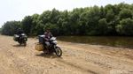 Potret Perjuangan Warga Muara Gembong Lintasi Jalan Rusak
