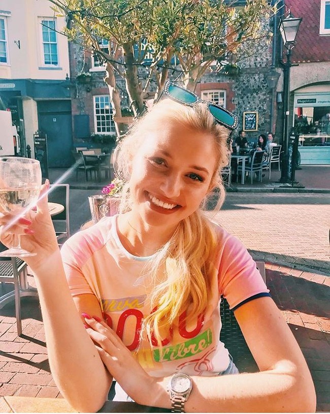 “Saya menjadi jauh lebih percaya diri, yang jelas membantu hidup dan karier saya. Juga, semua pengalaman yang saya dapat miliki melalui kontes telah membantu saya tumbuh sebagai pribadi,” imbuhnya. (Foto: Instagram/@amyhartxo)