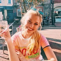 “Saya menjadi jauh lebih percaya diri, yang jelas membantu hidup dan karier saya. Juga, semua pengalaman yang saya dapat miliki melalui kontes telah membantu saya tumbuh sebagai pribadi,” imbuhnya. (Foto: Instagram/@amyhartxo)