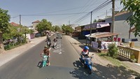 Pemotor sibuk memainkan HP-nya sejauh sekitar 66 meter melihat dari jarak di Google maps. Foto: Google