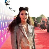 Tak hanya itu, rambutnya pun ditata dengan unik. Bentuknya seperti kuping kucing. (Foto: Getty Images)