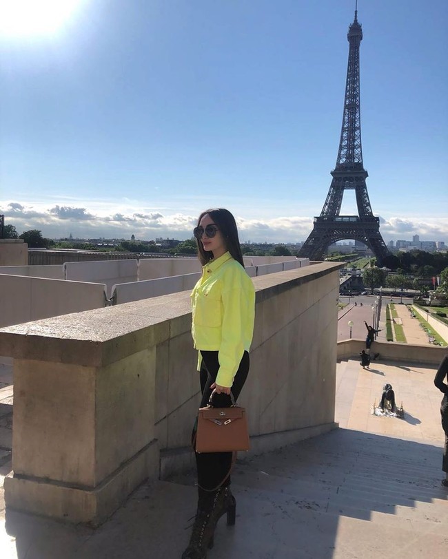 Seperti Ayu Tingting, Zaskia Gotik pun berpose dengan latar belakang Menara Eiffel saat berada di Paris. Tas Hermes yang memang dikoleksinya tak lupa ditentengnya saat berpose yang fotonya dia unggah ke Instagram ini. Foto: Instagram @zaskia_gotix