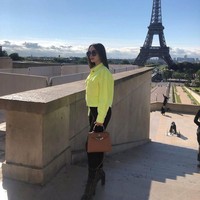 Seperti Ayu Tingting, Zaskia Gotik pun berpose dengan latar belakang Menara Eiffel saat berada di Paris. Tas Hermes yang memang dikoleksinya tak lupa ditentengnya saat berpose yang fotonya dia unggah ke Instagram ini. Foto: Instagram @zaskia_gotix