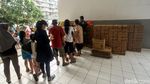 Antusias Warga Berburu Sembako Murah di Rusun Tambora