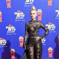 Model dan aktris Lala Kent mencoba mencuri perhatian dengan gaun hitam transparan yang dilengkapi ekor panjang. (Foto: Frazer Harrison/Getty Images for MTV)