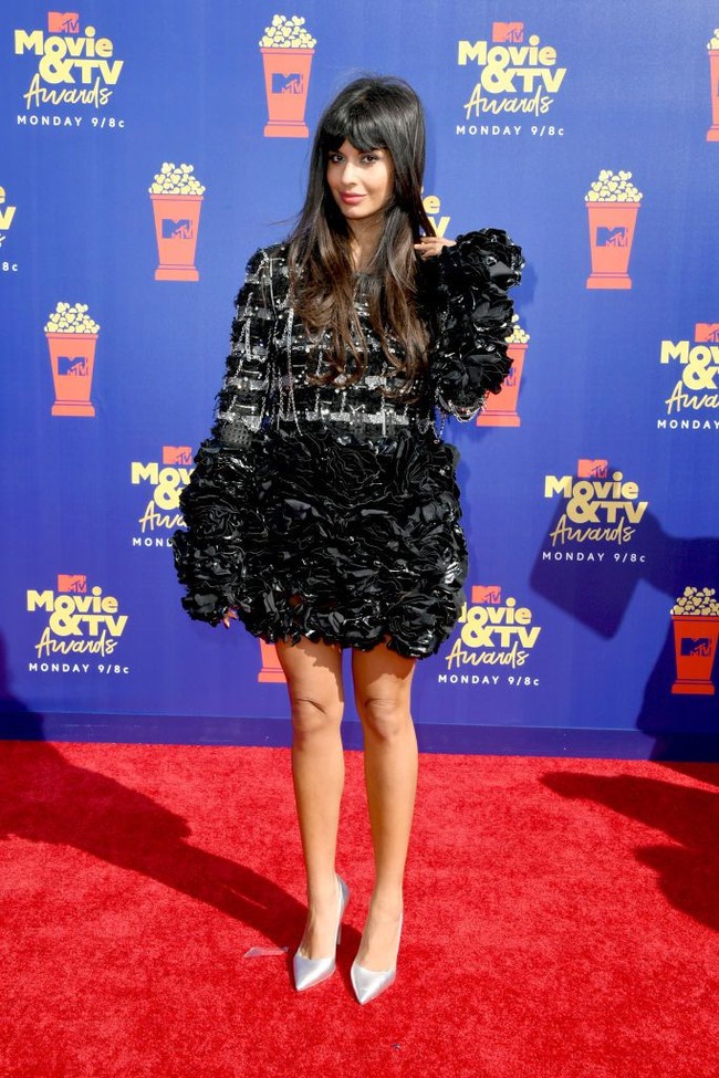 Aktris Jameela Jamil muncul dengan gaun pendek penuh detail ruffle yang mengekspos kaki jenjangnya. (Foto: Frazer Harrison/Getty Images for MTV)
