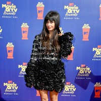 Aktris Jameela Jamil muncul dengan gaun pendek penuh detail ruffle yang mengekspos kaki jenjangnya. (Foto: Frazer Harrison/Getty Images for MTV)