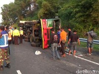 Beda Kemenhub-PUPR Soal Biang Kerok Kecelakaan di Tol Cipularang
