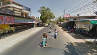 Awalnya pemotor pengendara matik berwarna biru yang berada di foto sebelah kanan, mengendarai motornya dengan normal. Mengenakan jaket dan helm, sudah safety. Foto: Google
