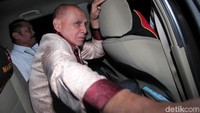 Kivlan Zen masuk ke mobil usai menjalani pemeriksaan.