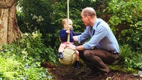 Louis kecil ditemani Pangeran William main ayunan. (Foto: Instagram @kensingtonpalace)