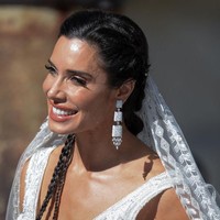 Pilar Rubio memilih tampilan yang tidak biasa dari pengantin konvensional pada umumnya. Alih-alih sanggul, ia menata rambutnya dengan kepang dua. Adapun buket bunga berwarna hitam menambah nuansa gothic. Foto: Aitor Alcalde/Getty Images
