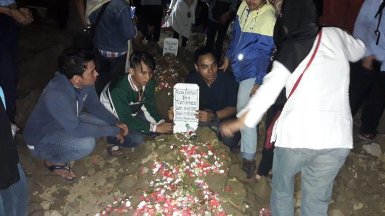 Isak Tangis Iringi Pemakaman Bapak-Anak Korban Kecelakaan di Tol Cipali Isak Tangis Iringi Pemakaman Bapak-Anak Korban Kecelakaan di Tol Cipali