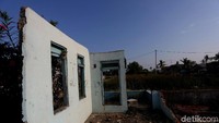 Hal tersebut membuat rumah warga rusak dan kampung itu mulai sepi ditinggal oleh para penghuninya.