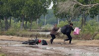 Jalan sepanjang hampir 5 KM itu merupakan akses jalan utama yang menghubungkan Muara Gembong dan Babelan Bekasi. Saat air pasang, jalan ini tak bisa dilintasi sama sekali.