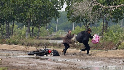 Kelebihan Muatan, Motor Terguling di Jalan Berkubang
