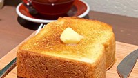 Honey toast atau roti panggang siram madu gaya Jepang ini sangat populer. Cukup tambah mentega biar makin enak. Foto : Instagram @mapmpaa