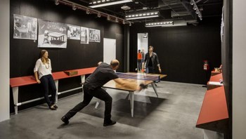 Karyawan bermain pingpong untuk melepas penat. Foto: Office Snapshot