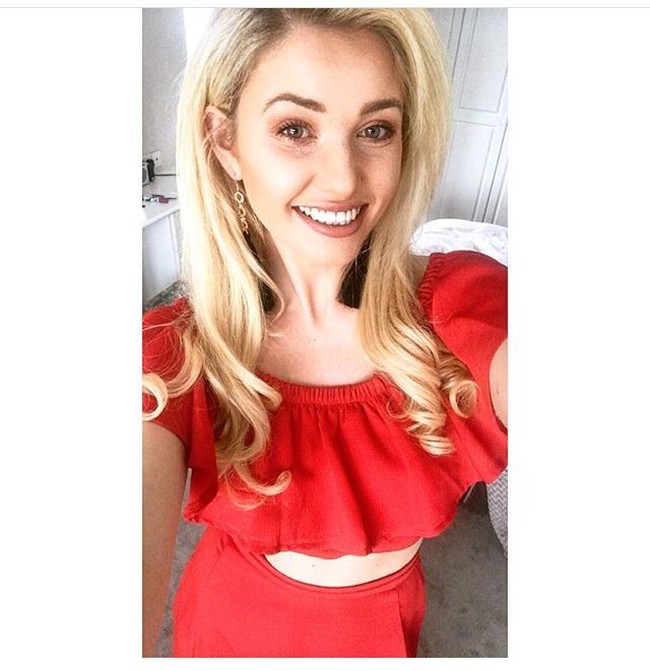 “Sekarang aku tidak pernah khawatir untuk mengenakan bikini atau pakaian bagus untuk keluar karena payudaraku cukup besar.  Dan itu semua berkat nenek dan kakek saya,” terangnya. (Foto: Instagram/@amyhartxo)