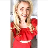 “Sekarang aku tidak pernah khawatir untuk mengenakan bikini atau pakaian bagus untuk keluar karena payudaraku cukup besar.  Dan itu semua berkat nenek dan kakek saya,” terangnya. (Foto: Instagram/@amyhartxo)