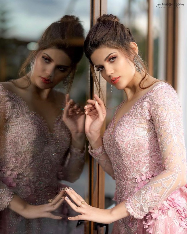 Sharifa tidak asing dengan cyberbullying mengingat bagaimana dia mengalami banyak kritik dan bully-an di halaman Facebook-nya sejak ia mulai bergabung dengan kontes kecantikan pada usia 19 tahun. Foto: Instagram @sharifaakeel