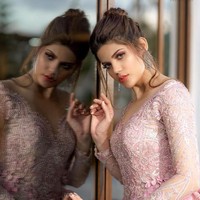 Sharifa tidak asing dengan cyberbullying mengingat bagaimana dia mengalami banyak kritik dan bully-an di halaman Facebook-nya sejak ia mulai bergabung dengan kontes kecantikan pada usia 19 tahun. Foto: Instagram @sharifaakeel