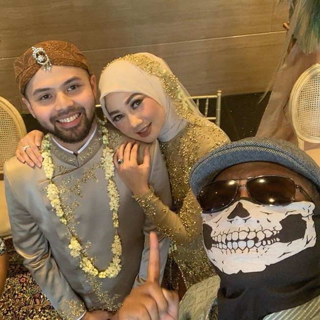 Nama Diandra Gautama populer sebagai pembalap cantik berhijab yang memiliki berbagai prestasi. Belum lama ini, Diandra mencuri perhatian setelah melangsungkan pernikahan dengan pria bernama Dito Triananda, dan banyak netizen menyebutnya sebagai hari patah hati nasional di dunia otomotif. Foto: Instagram @motomobitv