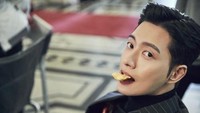 Kriuk! Mau bagi siapa? Kok di mulut Hae Jin ada camilan semacam keripik. Foto: Istimewa