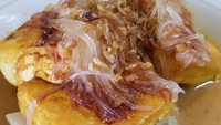 Yang ini sedikit kekuningan kuahnya. Memakai tahu Bandung yang kuning dan lontong yang lembut. Kalau suka bisa ditambah kecap manis. Foto : Instagram @lieming88