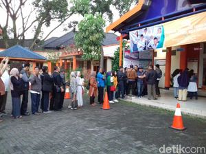 Sayang Anak, Orangtua Antre Sejak Subuh di SMA 8 Bandung