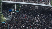 Demonstran juga mempertanyakan kemampuan Carrie Lam dalam memimpin Hongkong. Athit Perawongmetha/Reuters.
