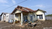 Firman, seorang warga yang tinggal di Kampung Muara Jaya, bercerita sekitar 10 tahun yang lalu terdapat puluhan rumah di kampungnya. Namun, kini satu per satu rumah terancam hilang tersapu abrasi.