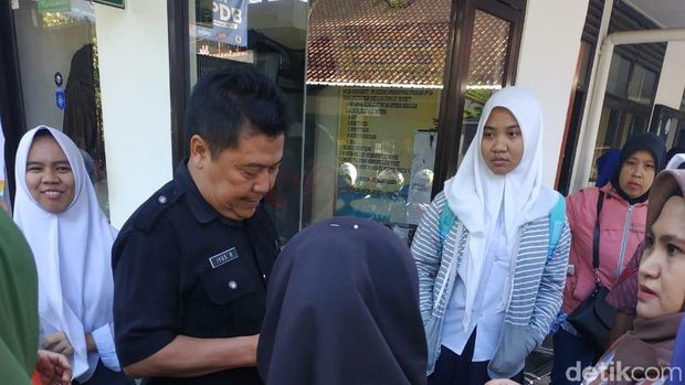 Antre dari Subuh, Orangtua Siswa di Bandung Kecewa Tak Bisa Daftar Hari Pertama